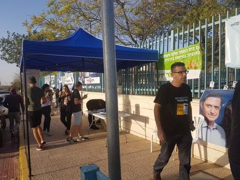 מחוץ לקלפי בב"ש. צילום: יעקב לוי