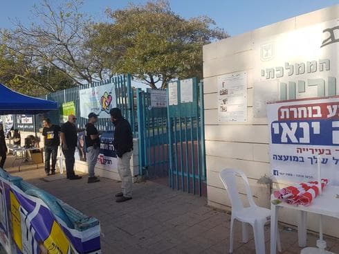 מחוץ לקלפי בב"ש. צילום: יעקב לוי