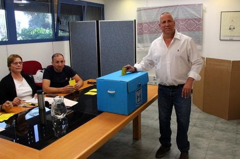 גדי ירקוני, ראש המועצה האזורית אשכול, מצביע בקלפי בקיבוץ נירים, צילום: ארנון אבני