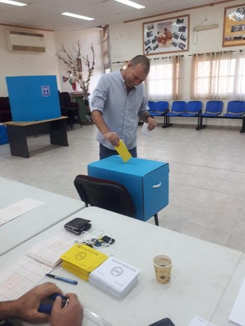 אפי מישוב, המועמד לראשות מועצת אשכול מצביע בקלפי במושב אוהד, צילום: תומר גדשי
