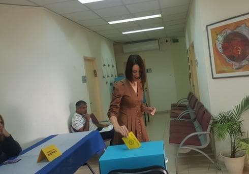 טל אוחנה מצביעה בירוחם. צילום פרטי