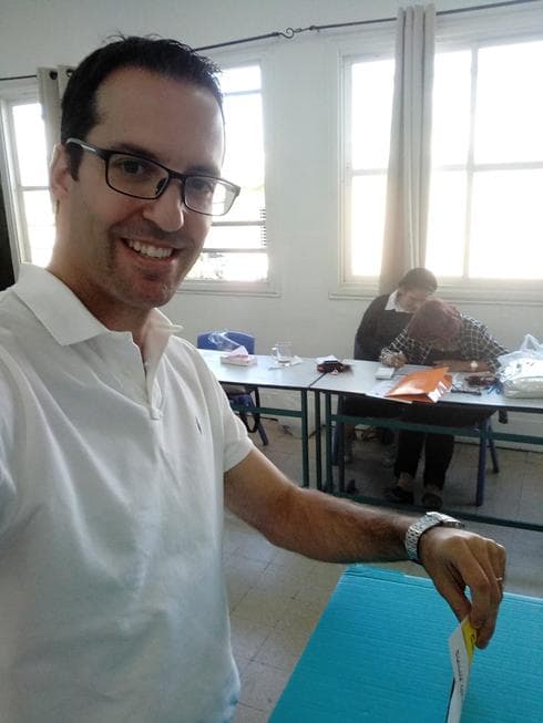 יניב דרי מצביע בבחירות בחדרה | צילום: יח"צ