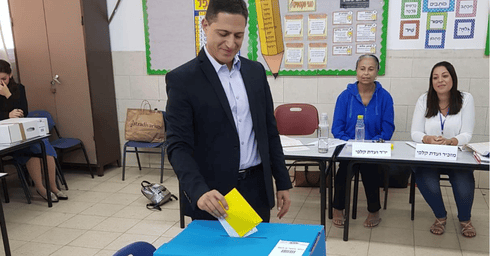 רוביק דנילוביץ' מצביע בבחירות 2018. צילום: מטה 'דרך חדשה'