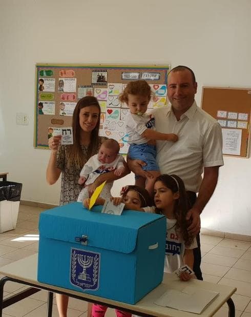 משפחת דיל בהרכב מלא בקלפי | צילום: מטה רחובותי