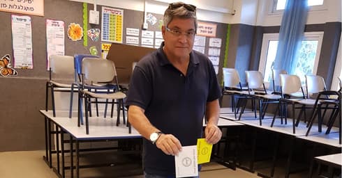 מישל מורג בקלפי | צילום: פרטי
