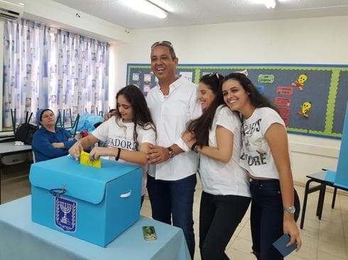 ניר בן חיים הצביע בבית אליעזר | צילום: יח"צ