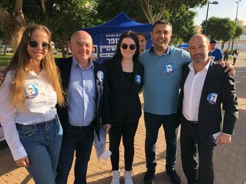 פעילי נתניה ביתנו עם חברי המועצה בוריס צירולניק ונפתלי בחטיאר