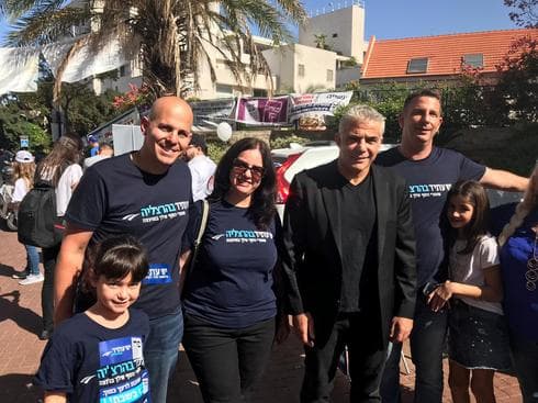 יאיר לפיד הגיע לתמוך. מימין: יריב פישר ובתו עטר, יאיר לפיד, גלילה יבין ורונן וסרמן | צילום: פרטי