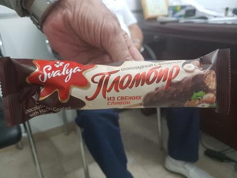 מטה פימה מחלק שוקולד עם אגוזים. צילום: יעקב לוי
