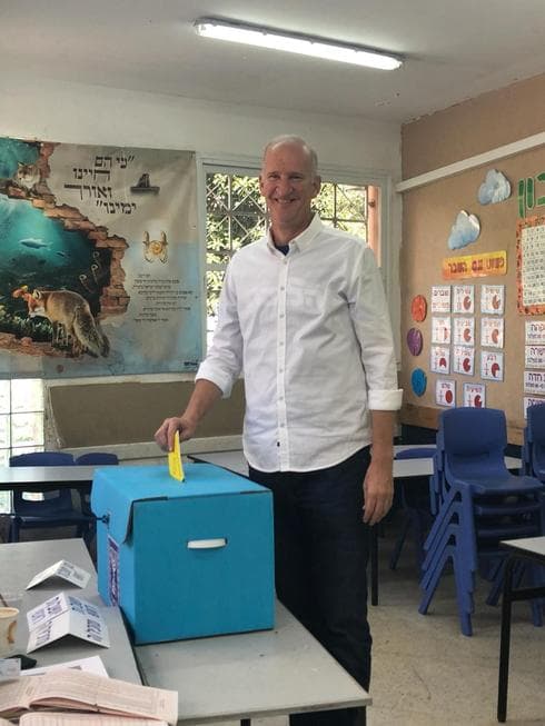 אלון אלרואי מצביע | צילום: יח"צ