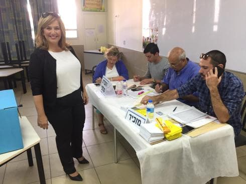סימה כחלון מצביעה בעומר. צילום פרטי
