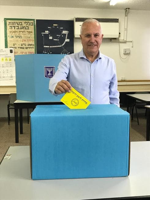 גדי אריאלי מצביע | צילום: יח"צ