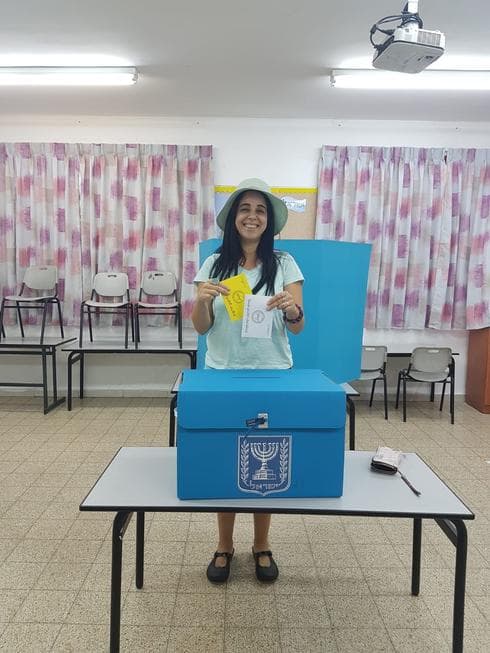 ד"ר אושרה ספיר מצביעה. צילום פרטי
