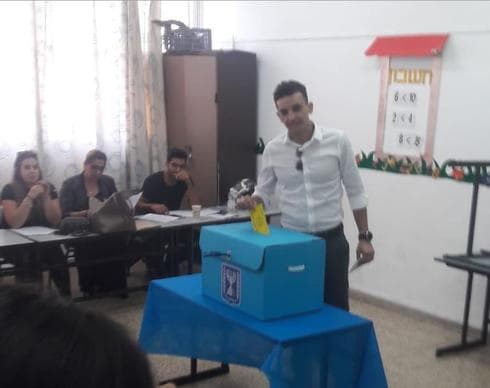 אוהד מרחב מצביע בבית הספר שובו | צילום" יח"צ