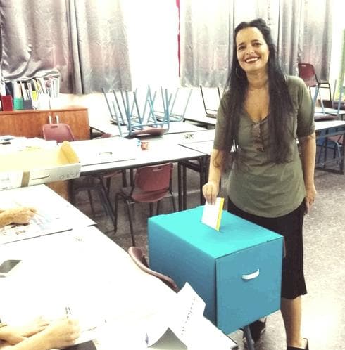 יסמין סקס-פרידמן מצביעה. צילום: נתן מרדר