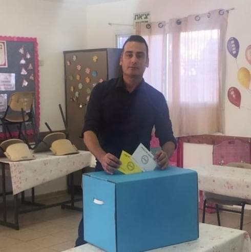 יוני ג'ורנו מצביע | צילום: יח"צ
