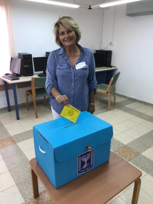 פלורה שושן מצביעה במצפה רמון. צילום פרטי