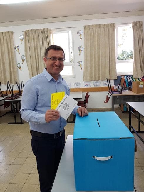 רוברט אילטוב מצביע | צילום: יח"צ