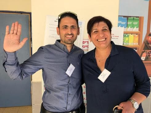 שושי כחלון כידור מחוץ לקלפי בכפר יונה | צילום: חגית וולוביץ
