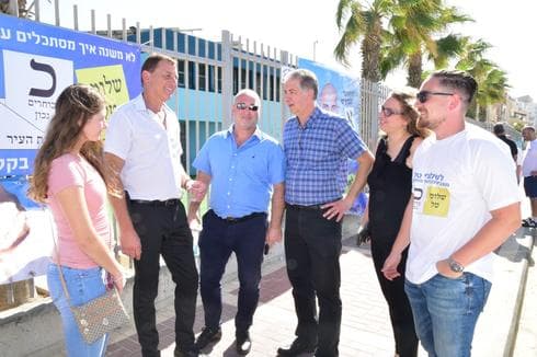 שלומי טל ופעילים בקרית ים. צילום: נחום סגל
