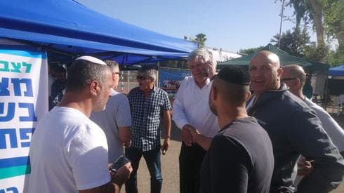 צביקה גנדלמן בסיור בגבעת אולגה | צילום: חופי ברנס