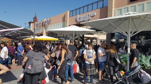 קניון מול החוף מפוצץ | צילום: איתמר רותם