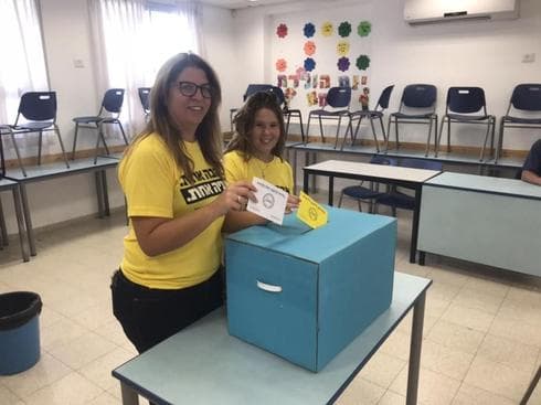  סגנית ראש העירייה, שירי חגואל-סיידון, מצביעה עם בתה