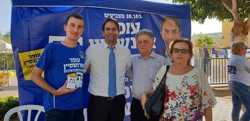 עופר אורנשטיין עם אדי עובד, מספר 4 בלמען נתניה, והוריו של עובד | צילום: יח"צ