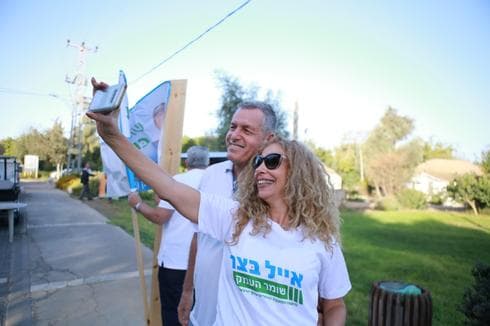 המועמד לראשות עמק יזרעאל אייל בצר בסלפי בחירות (צילום: מטה אייל בצר)
