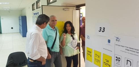 המועמד לראשות עיריית עפולה יצחק מירון בתור לקלפי (צילום: מטה תנופה לעפולה)