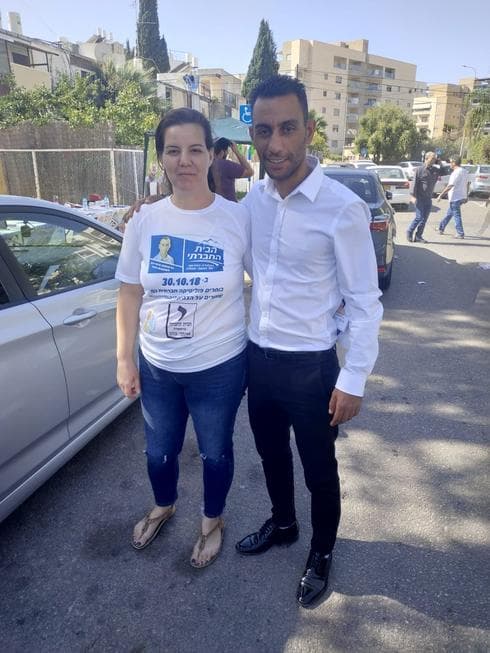המועמד למועצת העיר עפולה איתי כהן עם פעילה (צילום: אלבום פרטי)