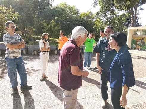 המועמת לראשו תעמק יזרעאל לימור רגב פוגשת תומכים (צילום: עומר אשל)
