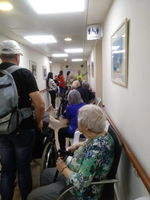 דיירי בית אילדן מצביעים. צילום: פרטי 