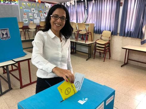 רונית דמרי-עייאש מצביעה בלהבים. צילום פרטי