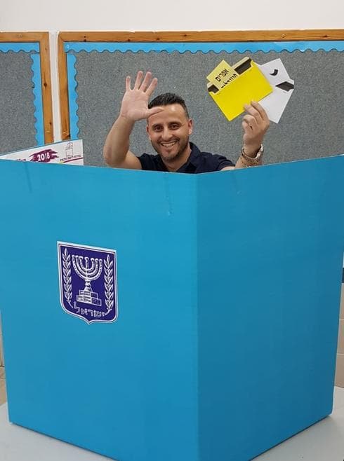יוחאי פרץ מצביע. צילום פרטי