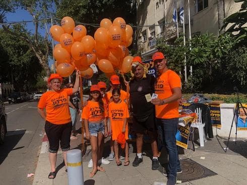 פעילים מהמטה של משה פדלון | צילום: נועה בן צבי