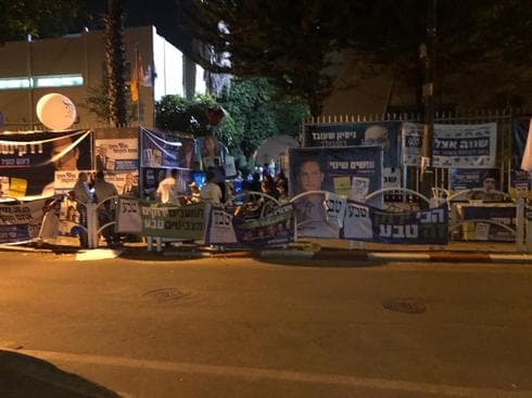 זמן קצר לתום ההצבעה. קלפי בראשל"צ | צילום: אבי איצקוביץ'