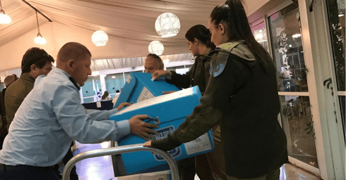 סופרים את הקולות במטה הארצי. צילום: רועי אלמן
