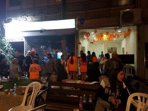 פעילים מתקהלים סביב המטה של פדלון | צילום: נועה בן צבי