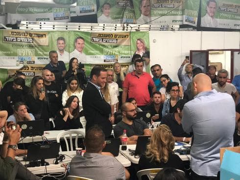 מטה רז קינסטליך. המתנה דרוכה לתוצאות | צילום: עדי זוהר