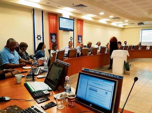  ברגע שיש מצלמות, יש הצגה- ישיבת מועצה בנתניה (צילום: ניר איסקוב)