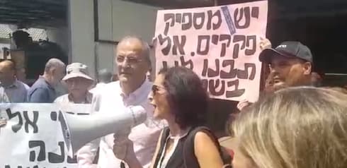 אושרת גני גונן ויגאל הררי במהלך ההפגנה | צילום: המטה של אושרת גני גונן