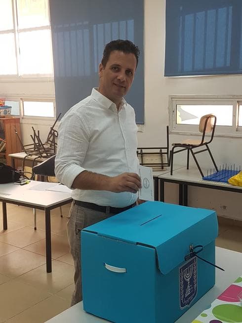 דורון אוזן ברגע ההצבעה | צילום: מטה הקמפיין