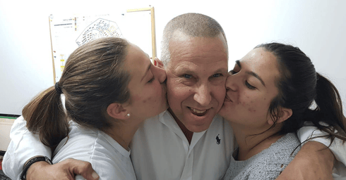 הבחירות מאחורינו, עכשיו זמן לעבוד. ירקוני עם שתי בנותיו שקד וליבי, צילום: מועצת אשכול הבחירות מאחורינו, עכשיו זמן לעבוד. ירקוני עם שתי בנותיו שקד וליבי, צילום: מועצת אשכול