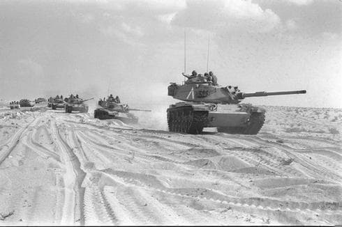 טנקים בסיני, מלחמת יום כיפור. צילום: רון אילן, אוסף התצלומים הלאומי טנקים בסיני, מלחמת יום כיפור. צילום: רון אילן, אוסף התצלומים הלאומי