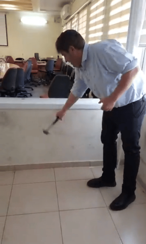 רמי גרינברג שובר את האקווריום. צילום: מתוך הפייסבוק