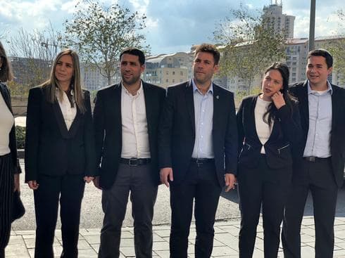 ברקוביץ מגיע למסיבת העיתונאים בליווי אנשי התעוררות. צילום: לירן תמרי