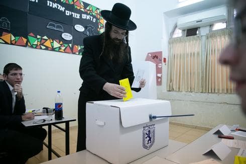 חרדי מצביע. צילום: אוהד צויגנברג