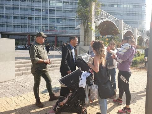 קינסטליך במפגש עם תושבים ליד בניין העירייה | צילום: יח"צ קמפיין