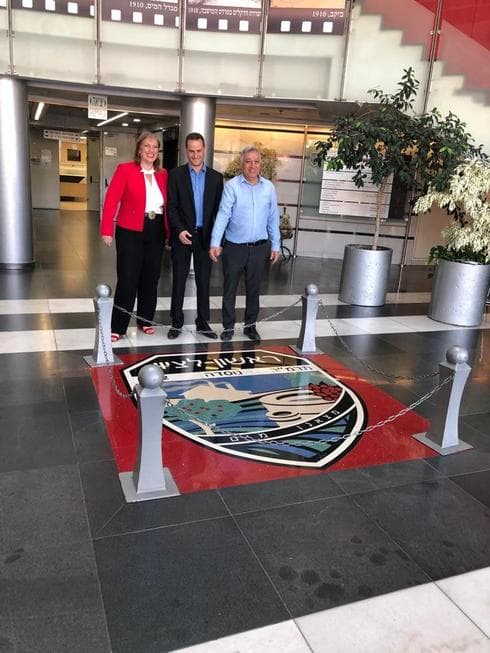 קינסטליך, אבן זוהר ועג'מי בפתח העירייה בבוקר הסיבוב השני | צילום: יח"צ קמפיין